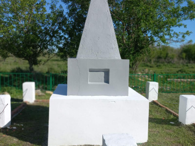 Памятник погибшим в бою с белоказаками в с. Перекопное Ершовского района Саратовской области.